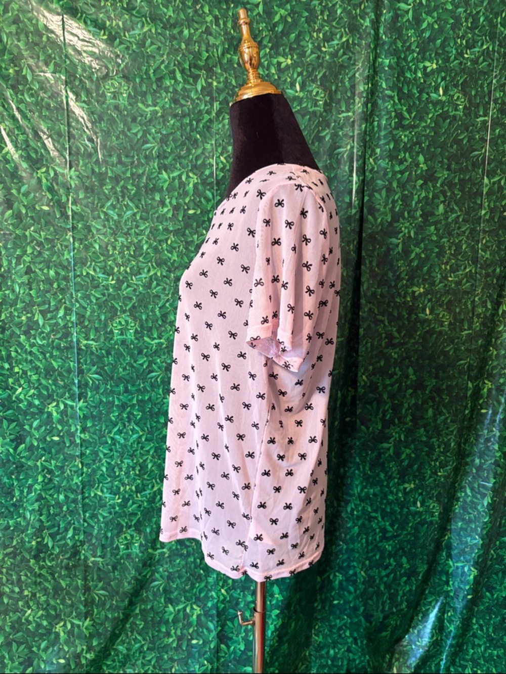 Free Kisses White Short-Sleeve Tee with Black Bow Pattern - Picture 2 of 4